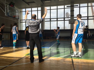 22 výhra družstva U15, 107 bodov v zápase a pekný smeč 15-ročného Mária Mikoláška.